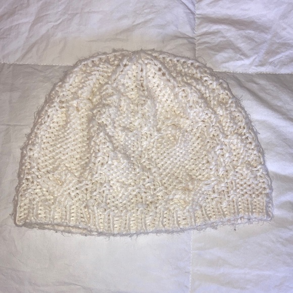 Handknit cream beanie - Picture 2 of 3